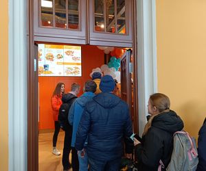 Popeyes na Dworcu Głównym we Wrocławiu otwarty! Spora kolejka, muzyka na żywo i darmowy kurczak