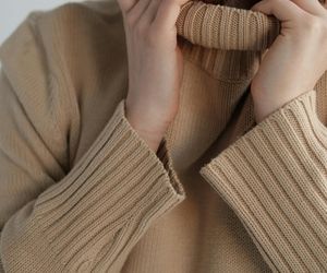 Nadchodzi sezon na sweter. Jesienią i zimą będziemy go nosić w trzech modnych odsłonach