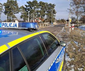 Sekundy od tragedii na przejeździe kolejowym. Zepsute auto zatrzymało się na torach