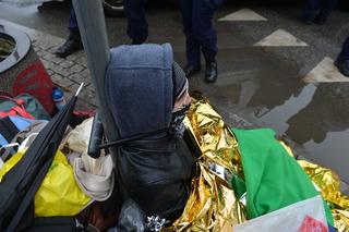 Ludzie leżą na ulicy w centrum Warszawy