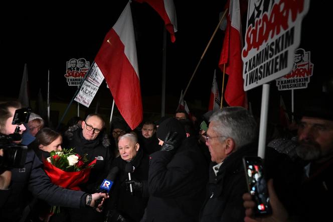 Prezes PiS pod więzieniem w Radomiu. Wcześniej czcił pamięć po matce