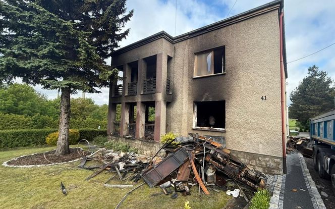 Bohaterska akcja strażaków. Z płonącego budynku wynieśli dwa koty i psa. Rodzina straciła cały dobytek