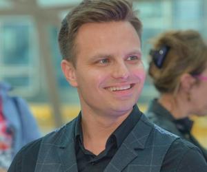 Marcin Hakiel wrócił do telewizji! Często pomaga płynna odwaga