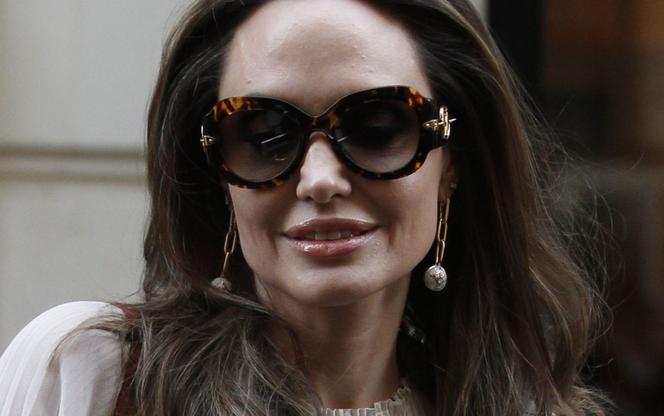 Angelina Jolie bez stanika