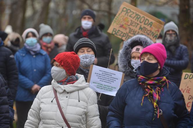 Protest przeciwko inwestycji w parku Dolinka Służewiecka