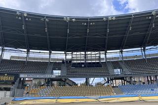 Montaż telebimów na stadionie żużlowym w Gorzowie