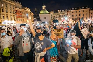 Manifestacja Białorusinów na rynku w Krakowie. Precz z Łukaszenką!