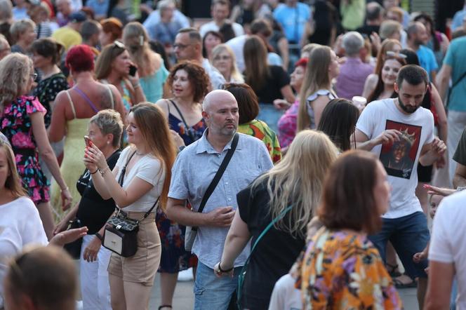 Potańcówka pod Teatrem Śląskim w Katowicach. Tłumy wręcz oszalały ZDJĘCIA