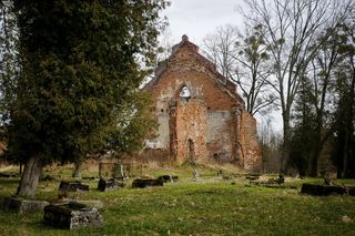 Malutka wieś powstała w XIV wieku. Skrywa ruiny gotyckiej świątyni