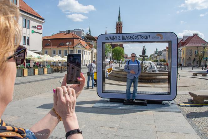 Ramka do robienia zdjęć z napisem Dumni z Białegostoku znowu na Rynku Kościuszki