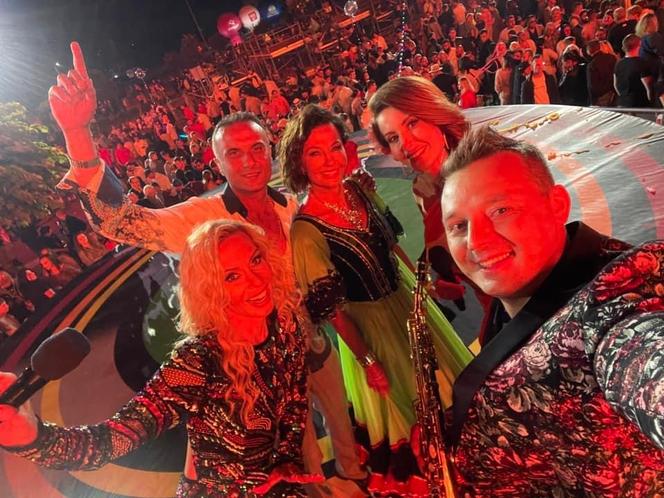 Justyna Steczkowska, Sebastian Zys i Anna Popek skradli całe show! Co się działo na Wakacyjnej trasie Dwójki we Włocławku?