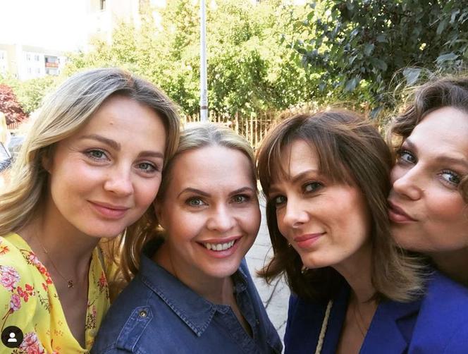 Przyjaciółki 14 sezon. Anka (Magdalena Stużyńska), Patrycja (Joanna Liszowska), Zuza (Anita Sokołowska), Inga (Małgorzata Socha)