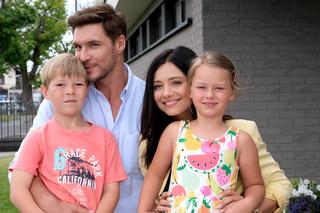 M jak miłość, odcinek 1688: Iza (Adriana Kalska), Marcin (Mikołaj Roznerski), Maja (Laura Jankowska), Szymek (Staś Szczypiński)