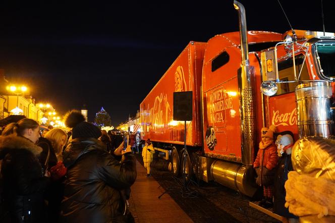 Ciężarówka Coca-cola w Białymstoku! Świąteczna atrakcja przyciągnęła tłumy mieszkańców na Rynek Kościuszki