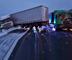 Atak zimy na Warmii i Mazurach. Mieszkańcy nie mają prądu, trudne warunki na drogach