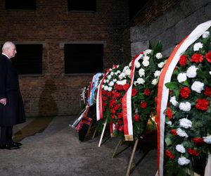 Karol III uczcił w Auschwitz pamięć ofiar Holokaustu. Jest to nie do wyobrażenia