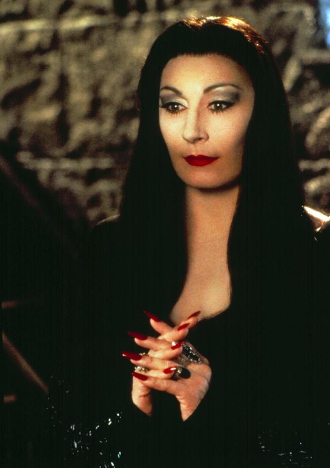 Anjelica Huston jako Morticia Addams