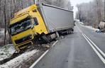 Kierowca ranny po zderzeniu osobówki z ciężarówką pod Tarnowem. DK 73 jest zablokowana