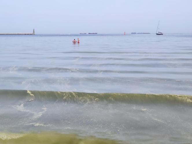 Plaża w Gdyni Śródmieściu. Żółta woda w Bałtyku