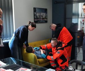 Barwy szczęścia odc. 3231. Błażej Modrzycki (Piotr Ligienza), Weronika (Maria Świłpa), Kornel Jezierski (Jakub Bohosiewicz) 