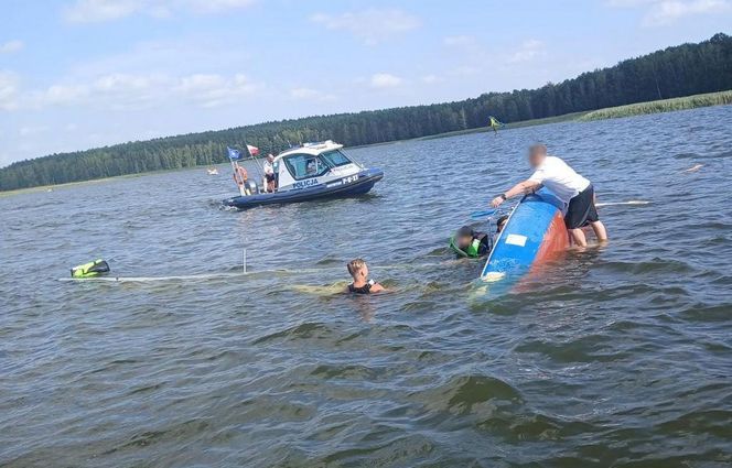 Chciał przepłynąć Wisłę wpław. Kiedy policjanci kazali mu wyjść z wody, przyspieszył. Potem zaczął się topić