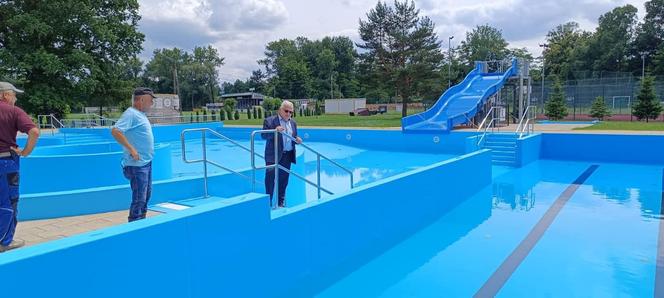 Letni basen w Dąbrowie Tarnowskiej powraca po rocznej przerwie! Tak wygląda odnowiona pływalnia!