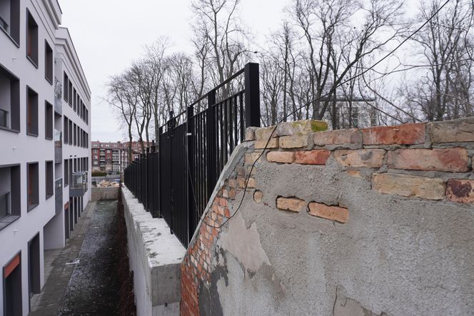 Blok z widokiem na betonowy mur. To "prestiżowa" inwestycja w Białymstoku