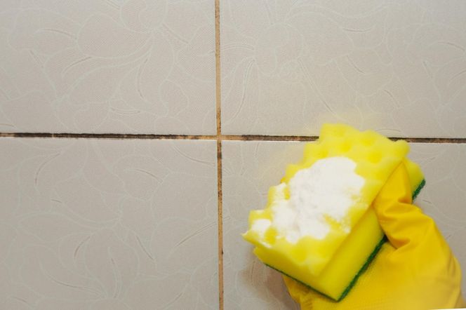 Wsyp 5 czubatych łyżek i nałóż na brudne fugi. Będą jak po renowacji. Wypchnie z nich brud bez szorowania. Sposób na czyszczenie fug 