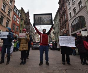 Orszak Trzech Króli 2023 w Toruniu. Efektowne figury, piękne kolory i aktywiści o dramacie uchodźców