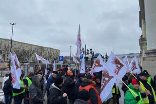 Warszawa: pracownicy MPO protestowali przed ratuszem