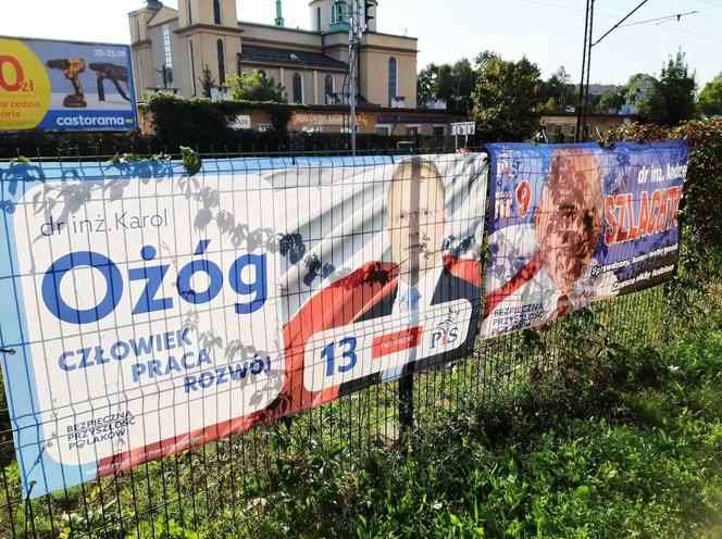 Rzeszowskie osiedla pozaklejane plakatami wyborczymi. Plakat na plakacie 