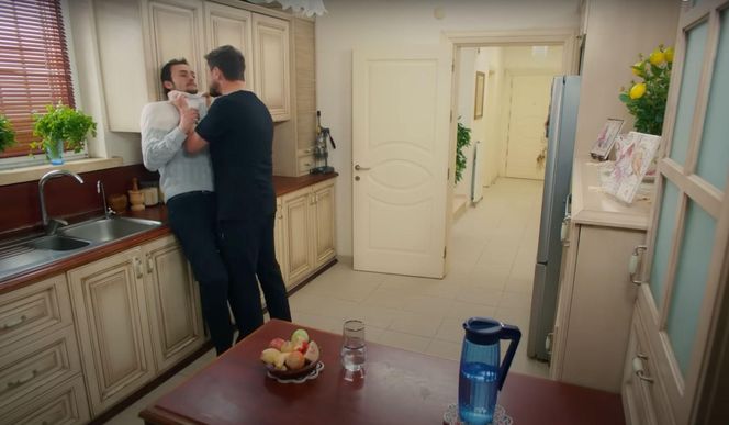 Policja znajduje ciało porywacza Ragipa i przychodzi po Melis. Ta chwyta za broń! Szybko okazuje się jednak, że to tylko zły sen Feraye.