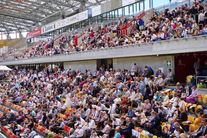 Kongres Świadków Jehowy Białystok 2024. Tłumy wiernych na Stadionie Miejskim