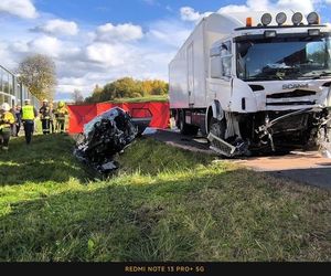 Osobówka zmiażdżona przez tira. W środku zakleszczony 40-latek. Nie udało sięgo ocalić
