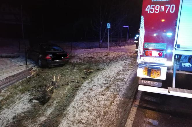 Mercedes ZDEMOLOWAŁ ogrodzenie. Policja złapała sprawcę, ale jeszcze nie wie kim on jest