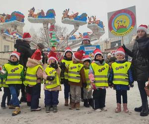 Dzieci z Miejskiego Przedszkola nr 18  rozdawały na rynku w Lesznie świąteczne upominki