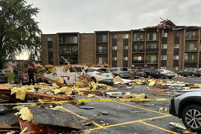 Wichura zerwała dach budynku pod Chicago