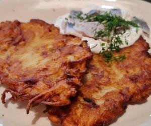 Placki z kiszonej kapusty, które pokochasz. Doskonałe do gulaszu albo z odrobiną śmietany i pietruszki