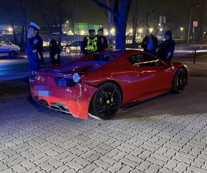 Znany TikToker driftował czerwonym Ferrari. Rozbił auto i uciekł