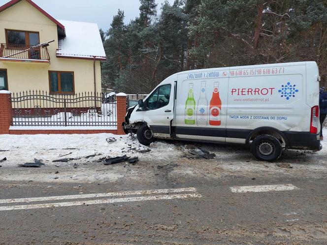 Wypadek w Wąchocku. Dostawczy bus zderzył się z osobówką