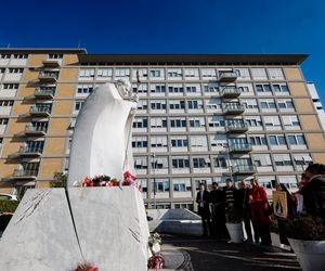 Wierni modlą się za papieża Franciszka. Tłum pod kliniką Gemelli w Watykanie