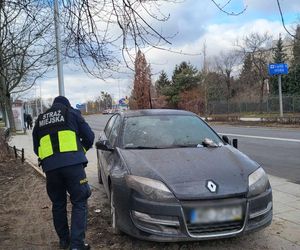 Samochód porzucony na chodniku przy ul. Odyńca 