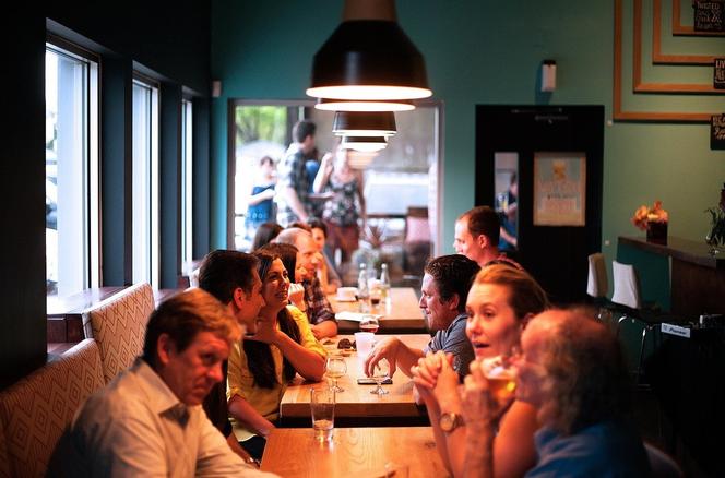 Mandat za jedzenie w restauracji otwartej mimo obostrzeń? Uwaga, to jeszcze nie wszystko!