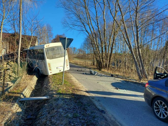 Zderzenie autobusu z autem osobowym w Rzepinku