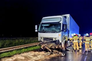 Śmiertelny wypadek pod Kutnem. 28-latek z BMW zderzył się z dwoma pojazdami [ZDJĘCIA].