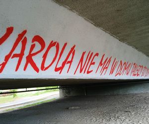 Kultowy napis Karola nie ma w domu talerzy... powrócił w nowej odsłonie