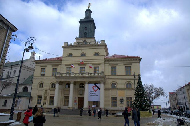 Lublin: Flaga miasta opuszczona do połowy masztu. W południe wybrzmiała „Cisza”