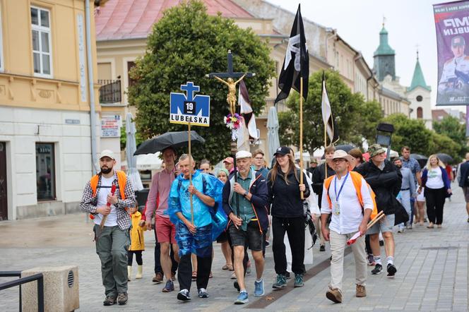 Lubelska Piesza Pielgrzymka na Jasną Górę 2024. Pątnikom deszcz niestraszny!