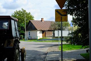 Rozbił pożyczone auto i zniszczył ogródek pani Heleny. 98-latka nie była zadowolona