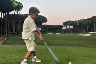 Wojciech Szczęsny uczy Liama nietypowego sportu